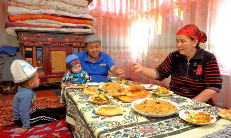 A family meal at the Bio Farmer Agricultural Commodity and Service Cooperative, Kyrgyzstan. © Didier Gentilhomme